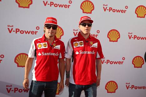 Ferrarin tallitoverukset Fernando Alonso ja Kimi Räikkonen maaliskuussa 2014 Melbournen varikolla Australiassa.