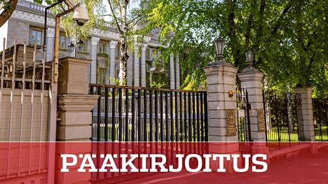 Venäjän suurlähetystön portti Helsingin Tehtaankadulla. Suomi karkottaa yhdeksän lähetystön työtekijää.