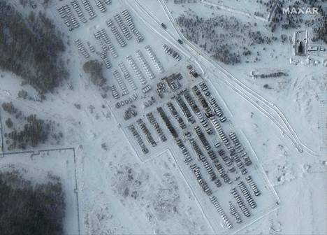 Venäjän sotilaskalustoa tallentui Maxar-yhtiön satelliittikuviin Jelnjassa lähellä Valko-Venäjän rajaa viime viikolla. 