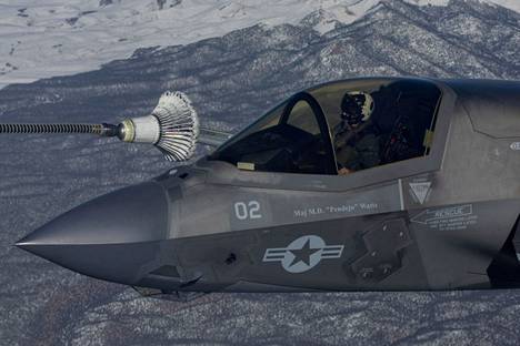 Yhdysvaltain F-35B sai polttoainetta Red Flag -ilmataisteluharjoituksessa Nevadassa 8. helmikuuta.
