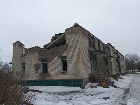  Svitlodarskin sairaalan rakennuksen rauniot muistuttavat yhä käynnissä olevasta sodasta.