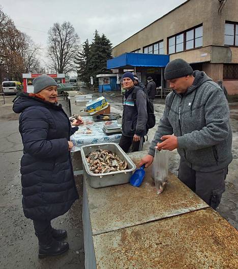 Kala tekee kauppansa Svitlodarskin torilla.