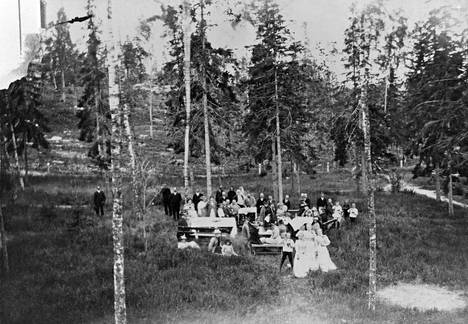 Väkeä Tallbergin omistaman Villa Hjördishemin puistossa Lauttasaaressa vuonna 1893.