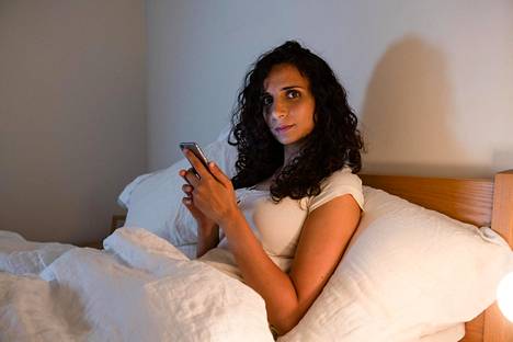 Puhelimen räplääminen iltamyöhään voi tehdä hallaa yöunelle, sen tietää myös evoluutiopsykologi Ella al-Shamahi.