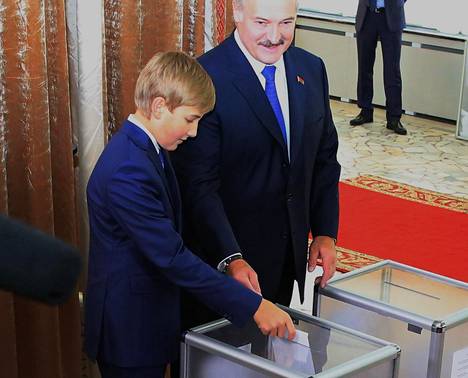 Vuonna 2015 Nikolai Lukashenka sai pudottaa isänsä puolesta tämän äänestyslipun uurnaan, kun Lukashenka edellisen kerran pidensi valtakauttaan vilpillisiksi syytetyissä vaaleissa.