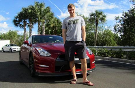 Jääkiekkoilija Aleksander Barkov tietää Nissanin vauhtipelin menohaluista jotakin.