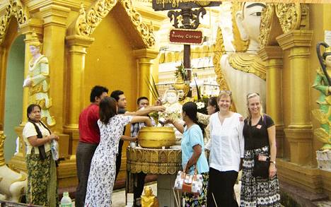 Myanmar 2015. ”Unelmoin nähdä Baganin temppelit auringon noustessa. Myanmarissa, entisessä Burmassa, uskonto on kaiken keskiössä. Olen matkatoverini Sarin kanssa Kultaisessa temppelissä sunnuntaialttarillamme.”
