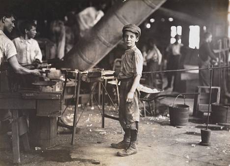 Yhdysvaltain kultakaudella 1800-luvun lopussa työväen asema ei ollut häävi. Lapsetkin tekivät töitä kuutena päivänä viikossa, 12 tuntia päivässä.