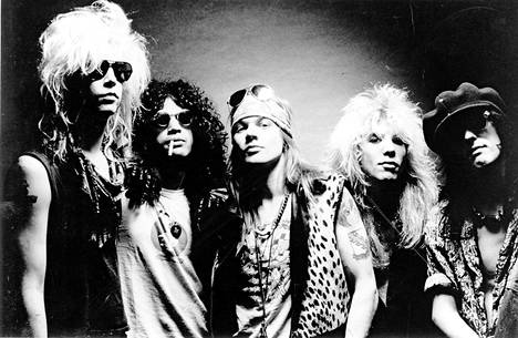 Guns N’ Rosesin legendaarinen Appetite for Destruction -levyn (1987) kokoonpano:  Duff McKagan, Slash, Axl Rose, Steven Adler ja Izzy Stradlin.