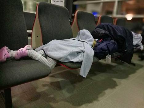 IS:n lukijan kuva lentokentän penkeille nukahtaneista lapsistaan.