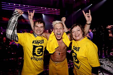 Isä Mikko, veli Mikke ja äiti Arja Pöyhönen juhlivat Jere Pöyhösen eli Käärijän UMK23-finaalin voittoa Logomossa. 