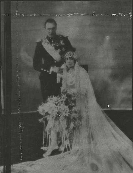 Kruununprinssi Olavi ja kruununprinsessa Märtha menivät naimisiin vuonna 1929. Olavi nousi Norjan kuninkaaksi vuonna 1957, kolme vuotta vaimonsa kuoleman jälkeen.