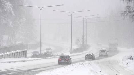 Torstain sakeimmat lumipyryt tulevat Varsinais-Suomessa, Uudellamaalla ja Hämeessä. 
