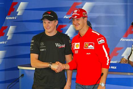 McLarenia ajanut Räikkönen ja Ferrarin Michael Schumacher paiskasivat kättä ennen kauden 2003 viimeistä osakilpailua, Japanin GP:tä. Räikkönen ja Schumacher taistelivat Japanissa maailmanmestaruudesta. Räikkönen sijoittui Japanissa toiseksi ja Schumacher kahdeksanneksi, ja saksalainen vei mestaruuden niukasti kahden pisteen erolla suomalaiseen. Räikkönen voitti kauden aikana vain kerran ottaessaan Malesiassa F1-uransa ensimmäisen voiton. Räikkönen sijoittui seitsemän kertaa toiseksi ja kahdesti kolmanneksi. Schumacher voitti kuusi osakilpailua.
