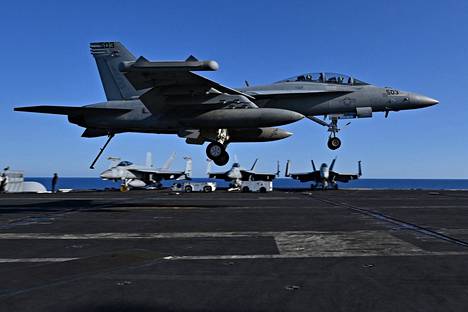 Nato voi näyttää ja käyttää voimaa Atlantilla ja Välimerellä Yhdysvaltain lentotukialusten taisteluosastojen avulla. Kuvassa F/A-18-hävittäjä laskussa USS Harry S. Trumanin kannelle harjoituksessa Välimerellä 23. toukokuuta.