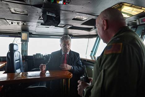 Presidentti Sauli Niinistö piipahti lentotukialus USS Dwight D. Eisenhowerin komentosillalla vierailullaan Norfolkissa maaliskuun alkupuolella.