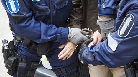 Itä-Uudenmaan poliisin sisäinen toimintaohje vuodelta 2014 jättäisi ”massarikokset” tutkimatta. Poliisin kuvituskuvaa.