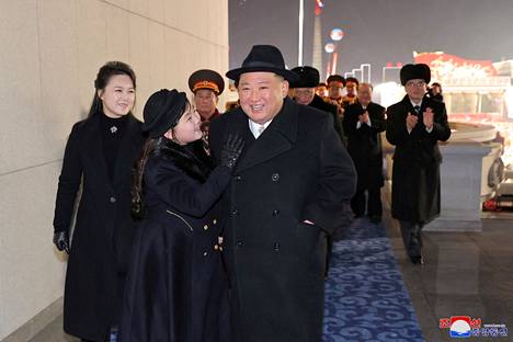 Kim Jong-un ja Ri Sol-ju sekä heidän tyttärensä Kim Ju-ae osallistuvat valtiollisen median mukaan Pohjois-Korean armeijan 75-vuotisjuhlan kunniaksi järjestettyyn sotilasparaatiin Kim Il-sungin aukiolla’, Pjongjangissa 8. helmikuuta 2023.