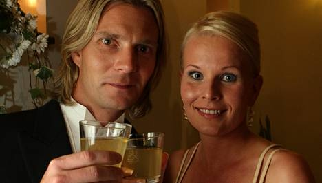 Mäkikotka Janne Ahonen ja Tiia Ahonen maistelemassa Linnan juhlan boolia vuonna 2008.