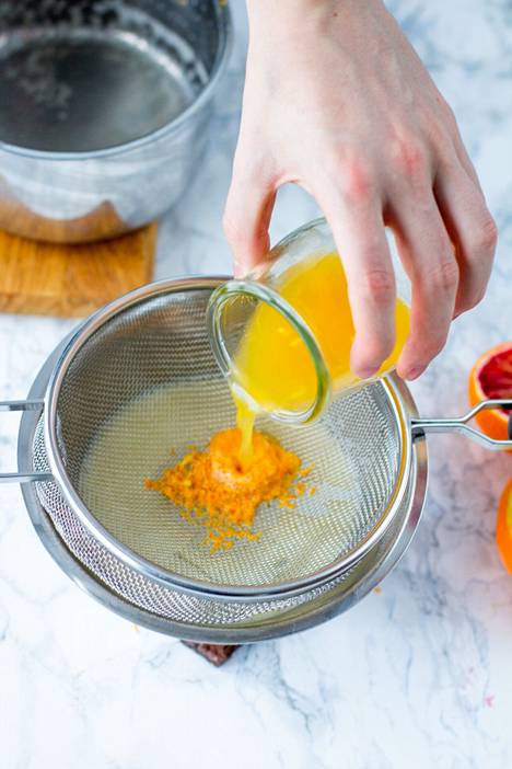 Sekoita lime- ja appelsiinimehu. Kaada seos siivilän läpi lämpimän kerman joukkoon. Sekoita ja anna jäähtyä hetki.
