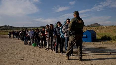 Siirtolaisryhmä Kiinasta, Jordaniasta, Egyptistä ja Kolumbiasta kohtasi yhdysvaltalaisen rajavartijan ylitettyään rajan Kaliforniassa 15. toukokuuta.