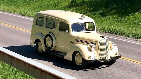 30-luvulta peräisin oleva Fordin harvinainen tavara-auto huristeli Korsossa kesäkuun alussa. Kuva on lukijan ottama.