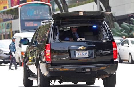 Presidentti Trumpin autosaattueseen kuuluu myös turvallisuutta varmistavia ajoneuvoja.