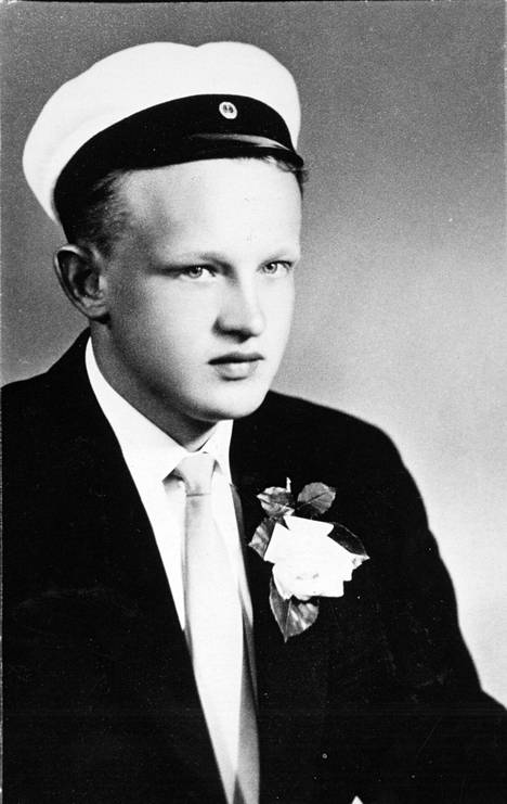 Viipurista Kuopion kautta Ouluun muuttanut Martti Ahtisaari valmistui ylioppilaaksi Oulun lyseosta 1956. Asevelvollisuuden jälkeen Ahtisaari jatkoi opintoja Oulun opettajakorkeakoulussa, josta hän valmistui 1959 kansakoulunopettajaksi. Myöhemmin hän aloitti opinnot Helsingissä kauppakorkeakoulussa.