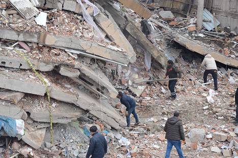 Talo romahti maanjäristyksessä Turkin Diyarbakirissa. 