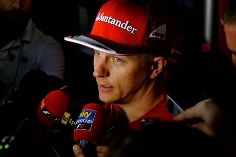 Räikkönen mielipuuhassaan antamassa haastattelua Bahrainissa ajetuissa talvitesteissä helmikuussa 2014.