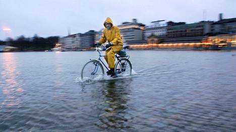 Vuonna 2005 merivesi tulvi Helsingin Kauppatorille. 