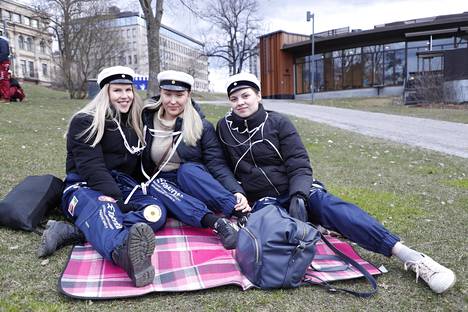 Sosionomiksi ensimmäistä vuottaan ammattikorkeakoulussa opiskelevat Anniina, Roosa ja Milla ovat odottelemassa luokkatovereidensa tapaamista Koskipuiston nurmella.