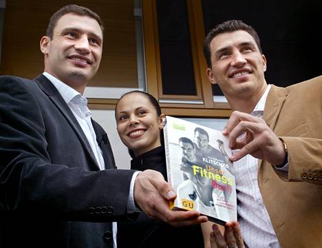 Vitali (vas.) ja Vladimir Klitshko esittelivät uutta kirjaansa Natalia Klitshkon kanssa Hampurissa kesällä 2005.