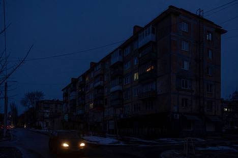 Kramatorsk, Ukraina helmikuussa 2023. Illalla katuvaloja ei ole käytössä ollenkaan ja vain harvoista asunnoista kajastaa valoa.