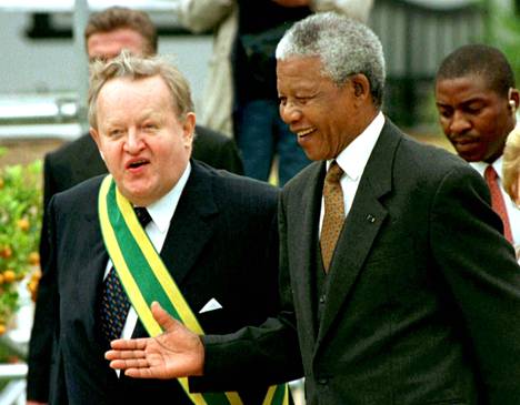 Vuosina 1994–2000 Suomen presidenttinä toiminut Martti Ahtisaari on yksi maailman tunnetuimpia rauhanvälittäjiä. Hänet palkittiin Nobelin rauhanpalkinnolla 2008. Kuvassa hän on Etelä-Afrikan presidentin Nelson Mandelan kanssa.