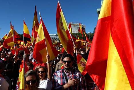 Madridissa tuhannet osoittivat lauantaina mieltään Katalonian yksipuolista itsenäisyysjulistusta vastaan.