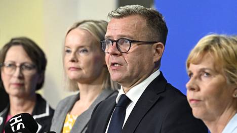 Hallituspuolueiden puheenjohtajat Sari Essayah (kd), Riikka Purra (ps), Petteri Orpo (kok) ja Anna-Maja Henriksson esittelivät kehysriihen päätökset.
