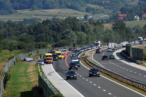 Kuljettaja menetti bussin hallinnan, ja ajokki syöksyi moottoritieltä ojaan Pohjois-Kroatiassa.
