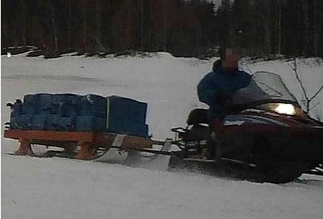 Suomalaismies salakuljetusreissulla toukokuussa 2020. Hänen mukaansa kelkka kulki huonosti sohjoisella jäällä. Lastina oli nuuskalaatikoita kahteen kerrokseen ladottuna. 