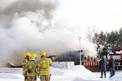 Oulussa Välskärintiellä palavasta autokatoksesta nousi runsaasti savua. 