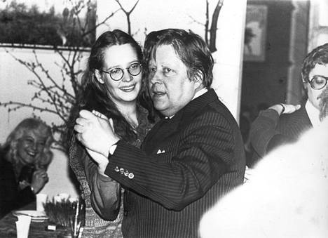 Eira Mollberg tanssii isänsä Rauni Mollbergin kanssa tämän 50-vuotisjuhlissa keväällä 1979.