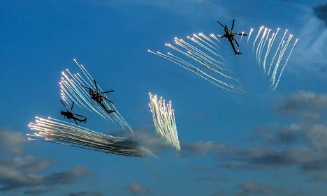 Mi-28-helikopterien taitolentoesitys.