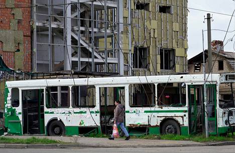 Tuhoutunut linja-auto Mariupolissa.