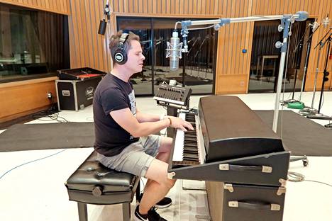Tuomas Jauhiainen testaa studion pianoa.
