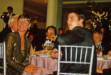 Tom Cruise äitinsä Mary Lee Pfeifferin (1936–2017) kanssa presidentin puolison Nancy Reaganin juhlissa Valkoisessa talossa vuonna 1985.
