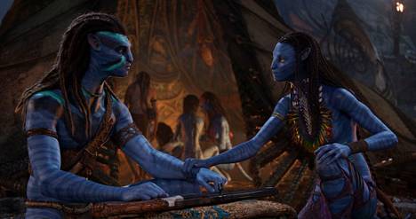 Jake Sully (Sam Worthington) ja Neytiri (Zoe Saldana) puolustautuvat ihmiskunnan hyökkäystä vastaan Avatar-seikkailussa The Way of Water.