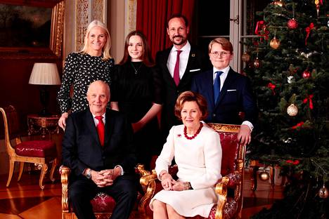 Norjan kuningaspari viettää joulua Holmenkollenilla talvihuvilassa kruununprinssiparin ja heidän lastensa kanssa.