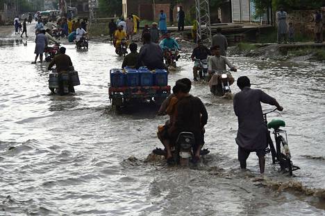Sindhin alue on kärsinyt tuhoisista tulvista. Kuva perjantailta. 