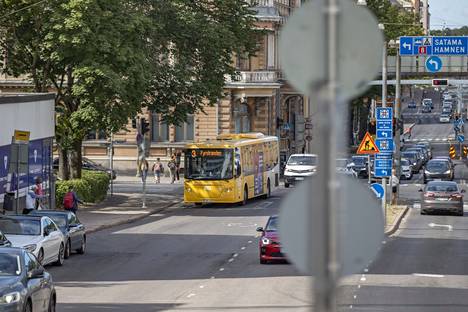 Onnettomuus tapahtui yhdessä Turun vilkkaimmista risteyksistä. Kuvan bussi ei liity tapaukseen.