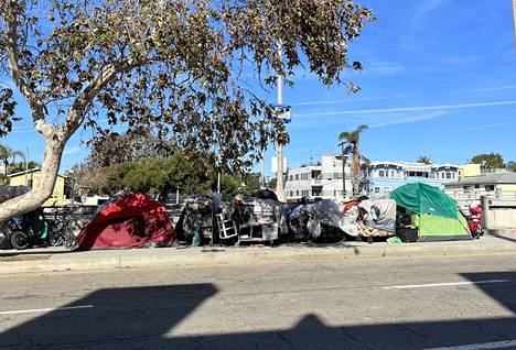 Telttoja on Los Angelesissa monien katujen varsilla. Poliisi raivaa telttoja tasaisin väliajoin pois, mutta ne putkahtavat aina takaisin.